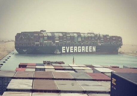 Гигантский контейнеровоз перекрыл Суэцкий канал, суда встали в «пробку» (Видео)