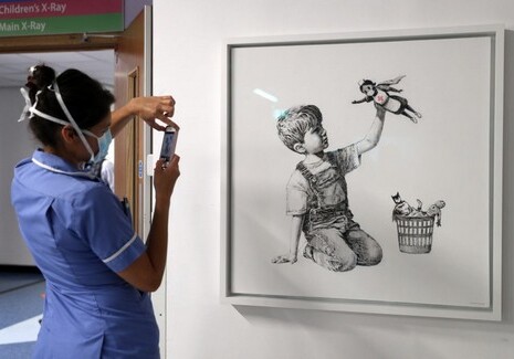 Картину Бэнкси о медсестре-супергероине продали на аукционе за $23 млн