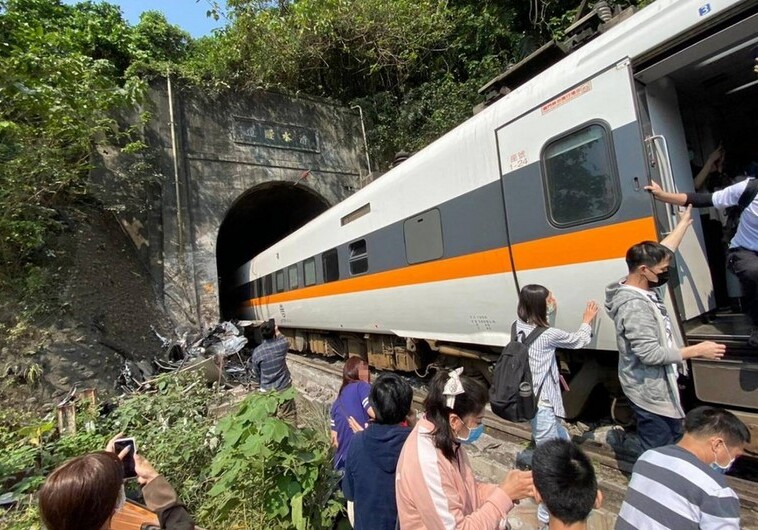 Число жертв крушения поезда на Тайване превысило 50 человек (Фото-Видео)