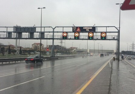 На автомагистралях Баку снижена скорость движения транспорта