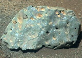 На Марсе обнаружен необычный голубой камень