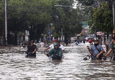Число жертв наводнения на востоке Индонезии возросло до 55 (Видео)