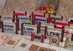 Житель Азербайджана создает и коллекционирует крошечные ковры (Видео)