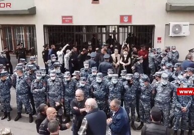 Родные без вести пропавших продолжают держать в блокаде здание Минобороны Армении (Обновлено)