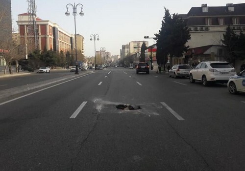 В Баку провалились участки двух дорог (Фото)