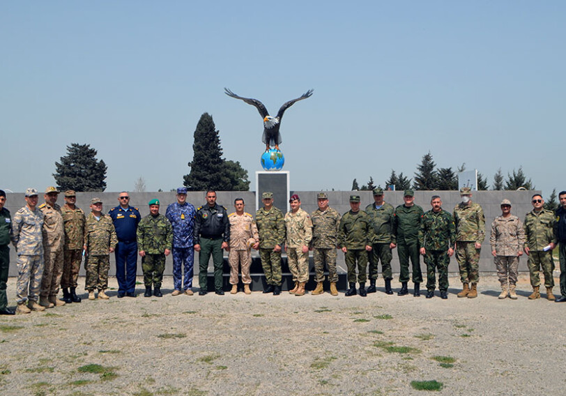 Военные атташе зарубежных стран в Азербайджане посетили воинскую часть ВВС (Фото)