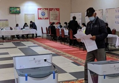 В Кыргызстане проходят референдум по Конституции и местные выборы (Фото)