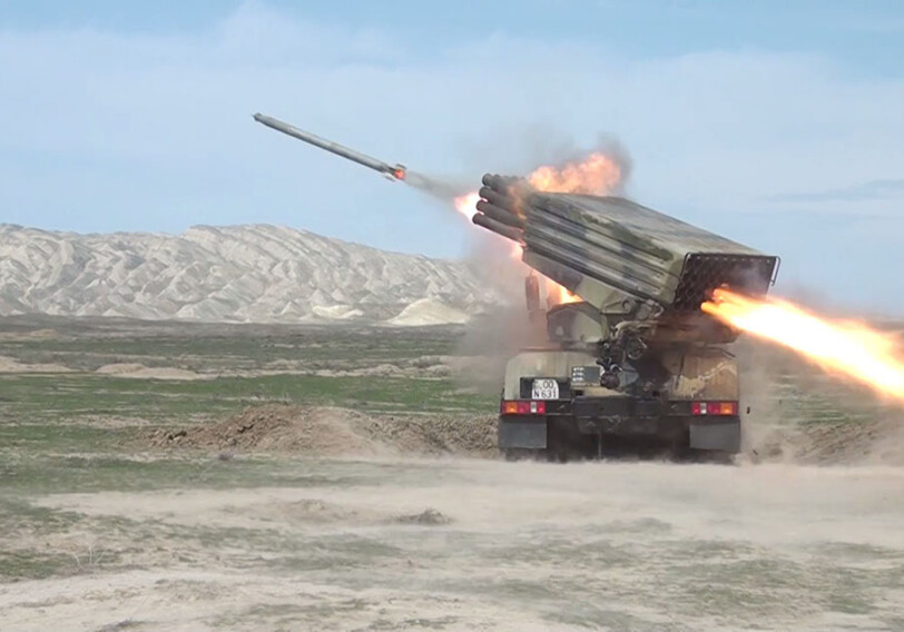 В Азербайджанской Армии начались тактические учения ракетно-артиллерийских батарей с боевой стрельбой (Видео)