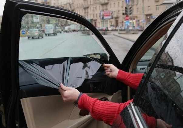 В Азербайджане ввели запрет на использование цветной пленки в верхней части лобового стекла автомобилей