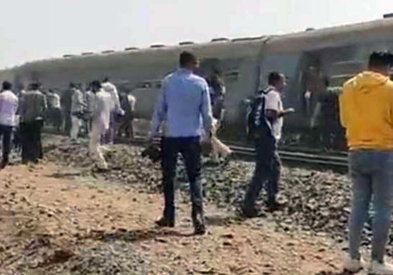 Поезд сошел с рельсов в Египте, есть погибшие (Видео)
