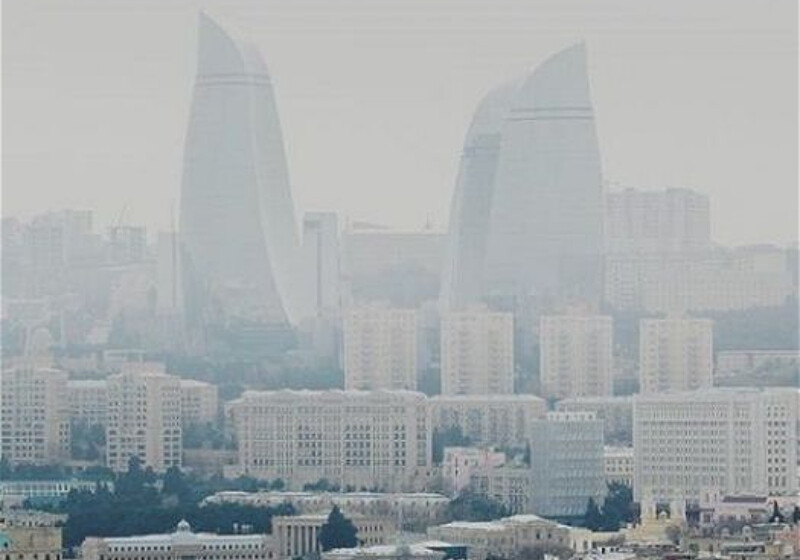 Баку накрыл пыльный смог и туман