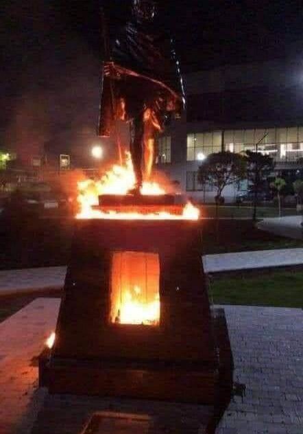 Вандалы подожгли памятник Ганди в Ереване