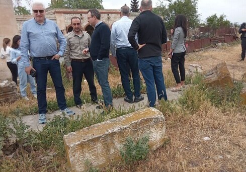 Российская делегация посетила кладбище Имарет в Агдаме (Фото)