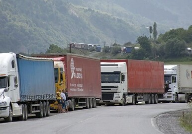 Грузинские пограничники отправили назад в Россию фуры с бронежилетами для Армении