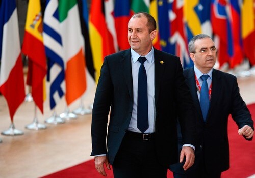 Президент Болгарии распускает парламент спустя месяц после выборов