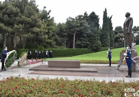 Премьер-министр Грузии посетил могилу Гейдара Алиева (Фото)