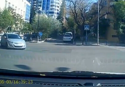 В Баку мать с двумя детьми чудом спаслась от аварии (Видео)