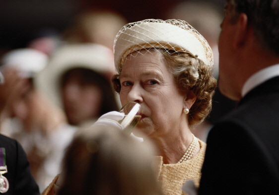 Королева Елизавета II запустила свой пивной бренд