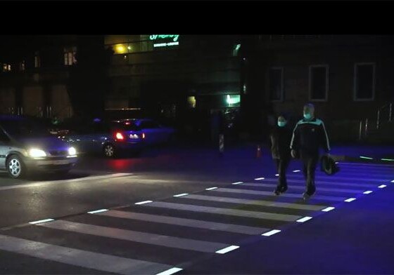 На пересечение проезжих частей двух улиц в Баку нанесена светящаяся разметка (Видео)