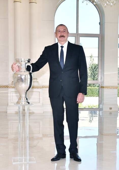 Президенту Ильхаму Алиеву передан кубок Евро-2020 (Фото)