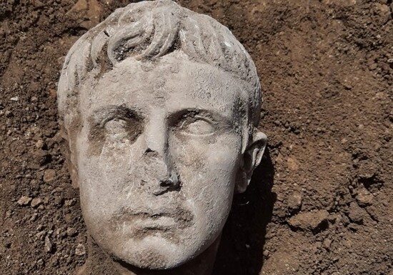Найдена мраморная голова первого императора Рима (Фото)