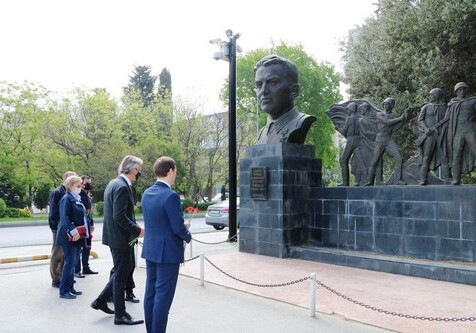 В Баку состоялась церемония возложения цветов к Монументу памяти «1941-1945 годы» (Фото)