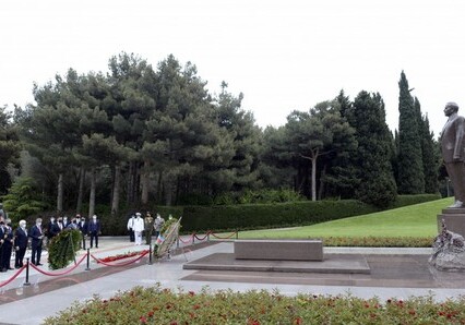 Послы и военные атташе стран СНГ посетили могилу Гейдара Алиева (Фото)