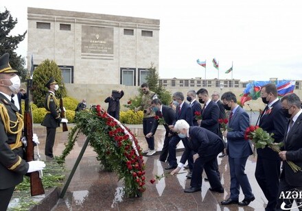 Послы стран СНГ возложили цветы к Мемориальному комплексу «Братская могила» в Баку (Фото)