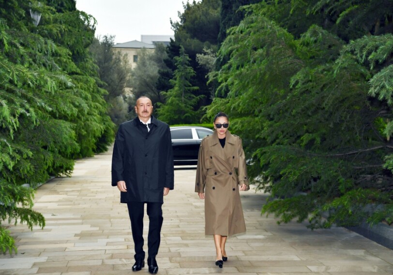 Президент Ильхам Алиев и первая леди Мехрибан Алиева посетили могилу великого лидера Гейдара Алиева (Обновлено)