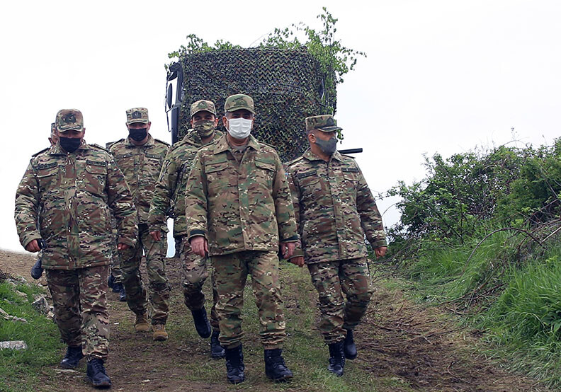 Глава Минобороны АР посетил подразделения войск ПВО, дислоцированные на освобожденных территориях (Фото)
