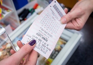Американка простирала лотерейный билет с выигрышем на $26 млн