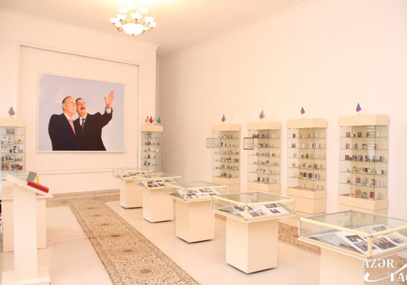В Гянджинском филиале Музея миниатюрной книги экспонируются 1111 миниатюрных книг, изданных в 29 странах мира (Фото)