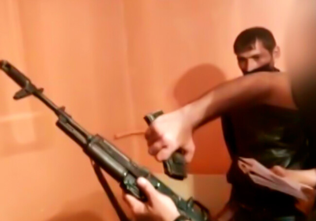 На Абшероне задержали мужчину, прятавшего в своем доме автомат Калашникова (Видео)