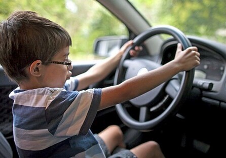 Несчастный случай в Баку: 7-летний мальчик за рулем насмерть задавил брата