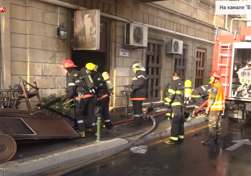 Вспыхнувший в центре Баку пожар в кафе перекинулся на жилой дом (Видео)