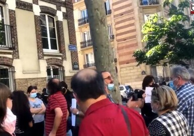 Пашиняна встретили у посольства Армении в Париже акцией протеста