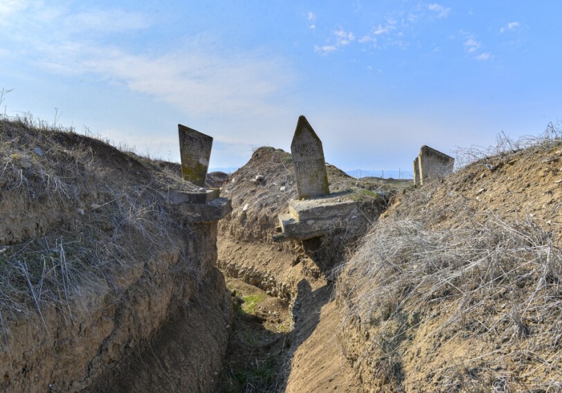 Армяне разделили траншеей могилы двух сестер на кладбище в Юсифджанлы (Фото)