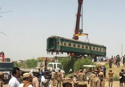 Число жертв столкновения поездов на юге Пакистана возросло до 62