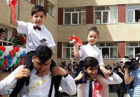 В этом году в школах Азербайджана прозвучит «Последний звонок»