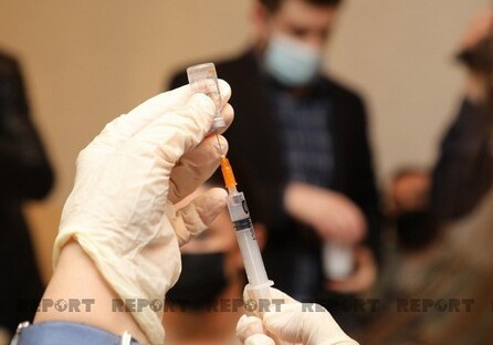 В Азербайджане обсуждается введение третьей дозы вакцины некоторым лицам