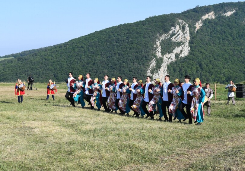 В Шуше представлена организованная Фондом Гейдара Алиева композиция «Музыкальное наследие и карабахские кони на Джыдыр дюзю» (Фото-Видео-Добавлено)