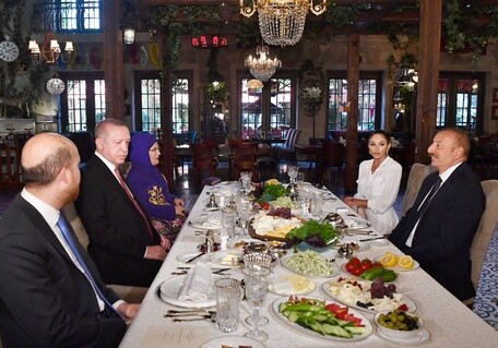 От имени Ильхама Алиева и Мехрибан Алиевой дан обед в честь Реджепа Тайипа Эрдогана и Эмине Эрдоган (Фото)
