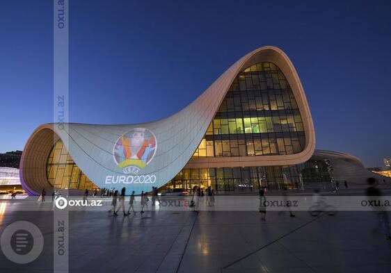 На здании Центра Гейдара Алиева появились изображения участников Евро-2020 (Фото)