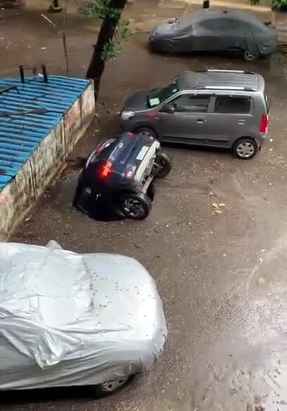 Машина на парковке неожиданно провалилась под асфальт (Фото-Видео)
