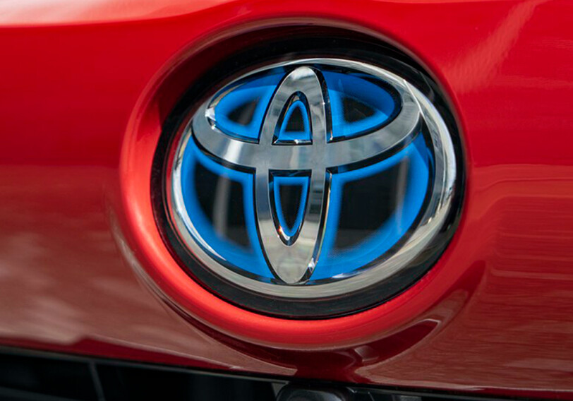 Компания Toyota пока не планирует полностью переходить на электрокары
