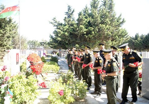 Делегация Минобороны посетила могилу Мубариза Ибрагимова (Фото)