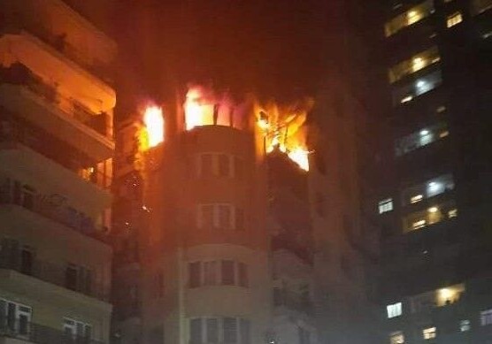 Пожар в многоэтажном здании в Баку - МЧС постарался (Видео)