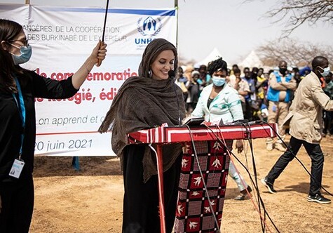 Анджелина Джоли посетила лагерь беженцев в Буркина-Фасо (Фото)