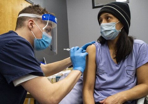 В США вакцинировали 70% взрослого населения