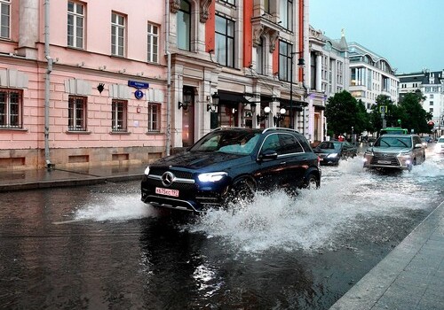 Затопленное «Останкино», упавший кран, потоки в переходах метро: на Москву обрушился «суперливень» (Видео)